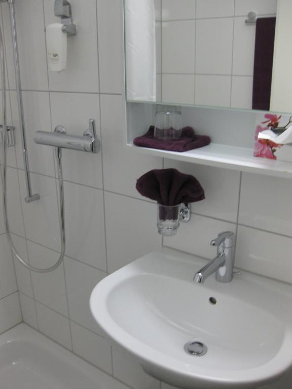 Hotel Restaurant Roessli Uetendorf Номер фото